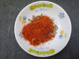 3、香菜孜然炒杏鲍菇,准备调料，放一勺辣椒粉，一勺孜然