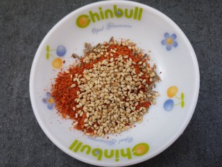 4、香菜孜然炒杏鲍菇,再放一勺芝麻