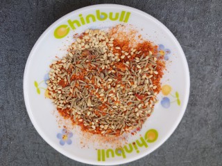 6、香菜孜然炒杏鲍菇,调匀