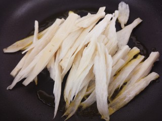 8、香菜孜然炒杏鲍菇,然后锅里热油，把杏鲍菇放进去炒