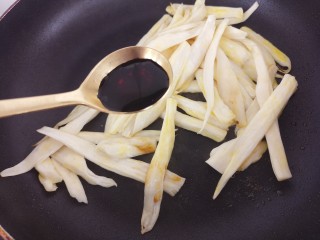 10、香菜孜然炒杏鲍菇,然后加一勺生抽