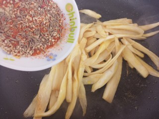 11、香菜孜然炒杏鲍菇,再把调料放进去