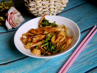 14、香菜孜然炒杏鲍菇,装盘，美味即成