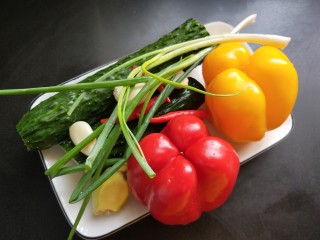 1、凉拌彩椒黄瓜,准备食材并洗净。