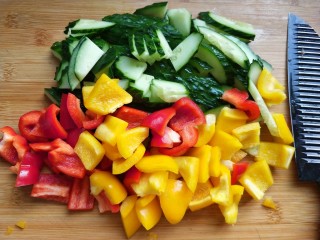 2、凉拌彩椒黄瓜,黄瓜，彩椒切片。