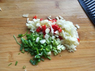 3、凉拌彩椒黄瓜,生姜大蒜切丁，小米椒切圈，香葱切碎。