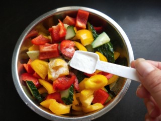 4、凉拌彩椒黄瓜,彩椒黄瓜放盐腌10分钟，并倒掉腌出来的水分。 