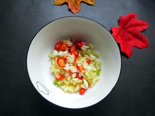 5、凉拌彩椒黄瓜,将大蒜生姜小米椒放入碗中。