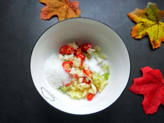 6、凉拌彩椒黄瓜,放盐，一勺白糖。