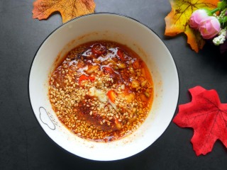 9、凉拌彩椒黄瓜,浇上烧好的热油。