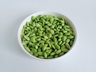 2、毛豆炒肉丝,这么多的毛豆剥好就这么点。