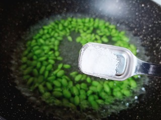 8、毛豆炒肉丝,加一点点盐。