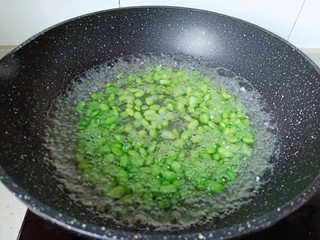 9、毛豆炒肉丝,要想炒好的毛豆颜色好看，加一点点的小苏打。焯水一分钟就可以捞出锅控水。