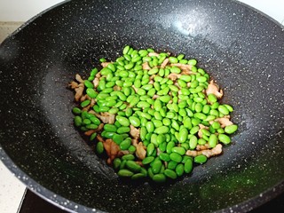 11、毛豆炒肉丝,加入毛豆翻炒至熟。