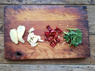 2、酸菜肥牛,姜蒜切片，干辣椒，香菜切段。