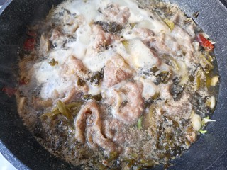 7、酸菜肥牛,将肥牛卷全部入锅，再次煮开即可。