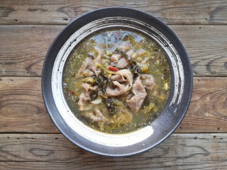 8、酸菜肥牛,将煮好的酸菜肥牛盛入容器中。撒上干辣椒和香菜段。