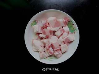 1、五花肉炖冻豆腐,五花肉切小块