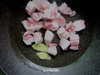 2、五花肉炖冻豆腐,锅内放入2碗水，放入一勺料酒，葱姜片，下入五花肉