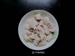 3、五花肉炖冻豆腐,五花肉焯水备用