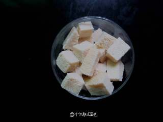 4、五花肉炖冻豆腐,冻豆腐切成方块。