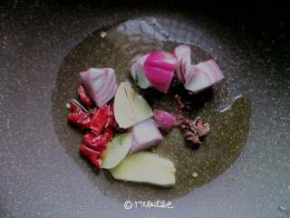 5、五花肉炖冻豆腐,锅中倒入菜籽油，放入洋葱、葱姜、干辣椒、八角、香叶、花椒爆香，捞出扔掉香料