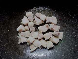 6、五花肉炖冻豆腐,放入五花肉小火煸香