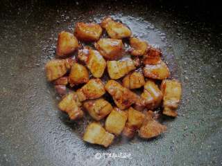 7、五花肉炖冻豆腐,放入一勺酱油，一勺耗油，少许老抽，一勺糖，直到把糖色粘到五花肉上