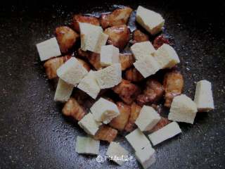 8、五花肉炖冻豆腐,倒入冻豆腐