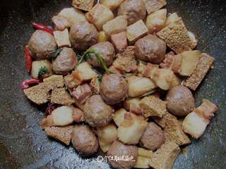 11、五花肉炖冻豆腐,盖上锅盖，大火煮至汤水将干，打开锅盖，将汤汁继续收干，加入适量的鸡精炒均，美味即成。