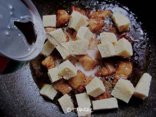 9、五花肉炖冻豆腐,再加入一罐啤酒，淹过冻豆腐