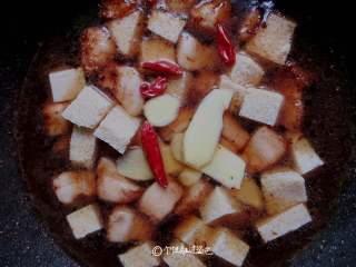 10、五花肉炖冻豆腐,喜欢吃辣的加入几个干辣椒，一勺生抽，我还放了牛肉丸一起炖