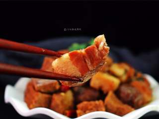 12、五花肉炖冻豆腐,豆腐浓郁了五花肉的香气，五花肉入口即化。简单易操作。