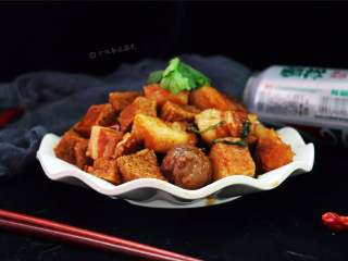13、五花肉炖冻豆腐,汁多，味香，很下饭哦！