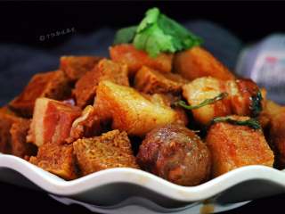 16、五花肉炖冻豆腐,用啤酒炖煮出的五花肉香而不腻，原汁原味，味道保存非常完美