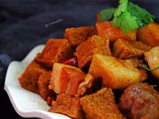 17、五花肉炖冻豆腐,之前加的料很足。所以无需再放盐了