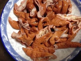 1、麻辣肥肠,熟肥肠斜切成段