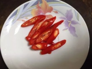 2、麻辣肥肠,红美人椒斜切成段