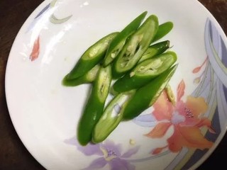 3、麻辣肥肠,青美人椒斜切成段