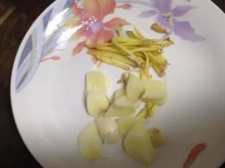 4、麻辣肥肠,蒜切片、姜切丝