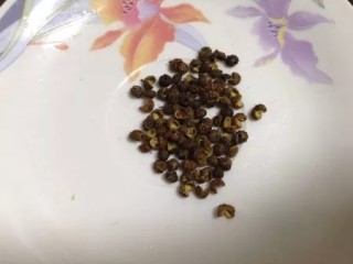 5、麻辣肥肠,麻椒备好