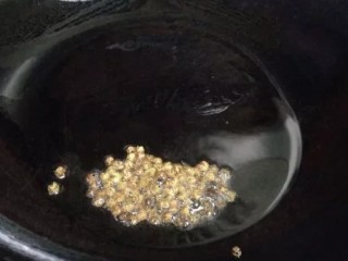 6、麻辣肥肠,热锅凉油小火倒入麻椒炒至变色