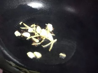 7、麻辣肥肠,下入蒜片和姜丝煸出香味