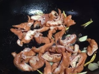 8、麻辣肥肠,转大火倒入肥肠