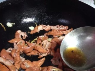 9、麻辣肥肠,烹入米醋去腥