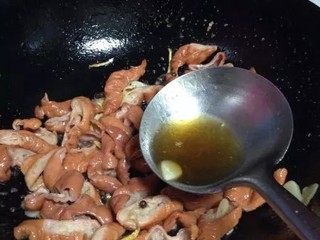 10、麻辣肥肠,再次烹入料酒去腥，加入白糖炒匀