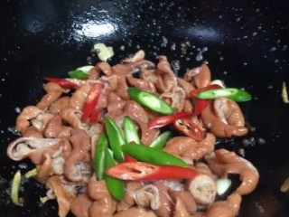 11、麻辣肥肠,倒美人椒