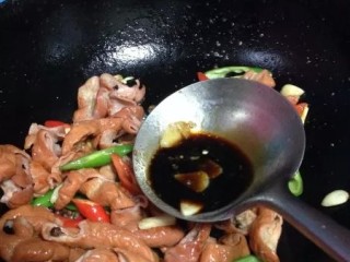 12、麻辣肥肠,烹入生抽炒匀即可出锅