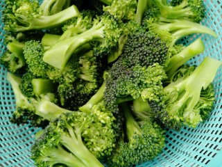 7、黄椒炒西兰花,泡过水的西兰花清洗干净捞出备用