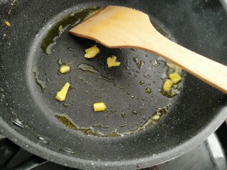 10、黄椒炒西兰花,热锅放油放入生姜爆香